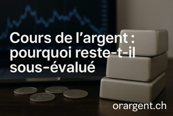 Lingots d'argent réalistes empilés sur des graphiques financiers, avec le texte "Cours de l'argent : pourquoi reste-t-il sous-évalué" et le logo orargent.ch.